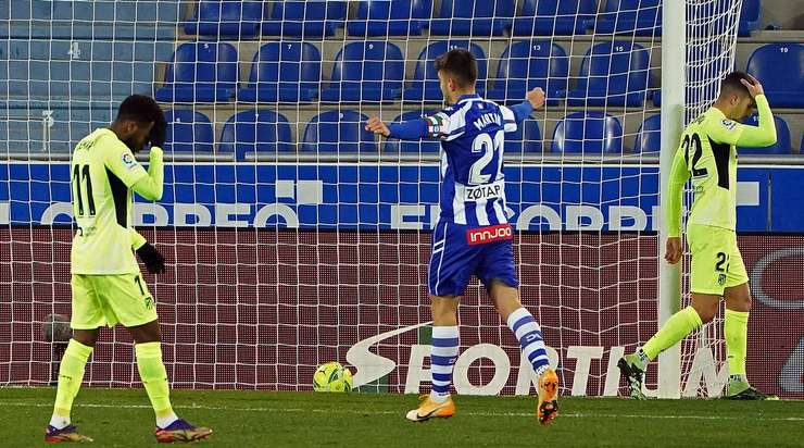 Đốt lưới nhà! Felipe (Atl. Madrid) có vẻ như đang có một ngày thi đấu quá xui xẻo khi anh vô tình đưa một chuyền của đối phương vào thẳng lưới nhà. Tỉ số đã thay đổi thành 1:1.