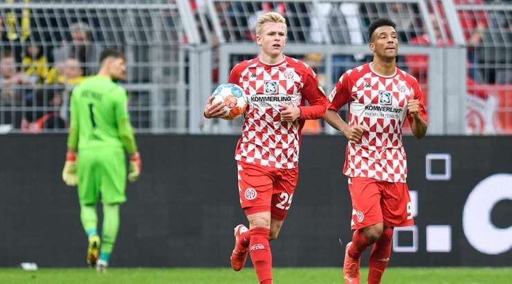 Jonathan Burkardt (Mainz) có rất nhiều khoảng trống sau khi đón một đường chuyền chính xác trong vòng cấm. Anh không do dự tung một cú sút tuyệt vời, đưa bóng vào góc thấp bên phải cầu môn.