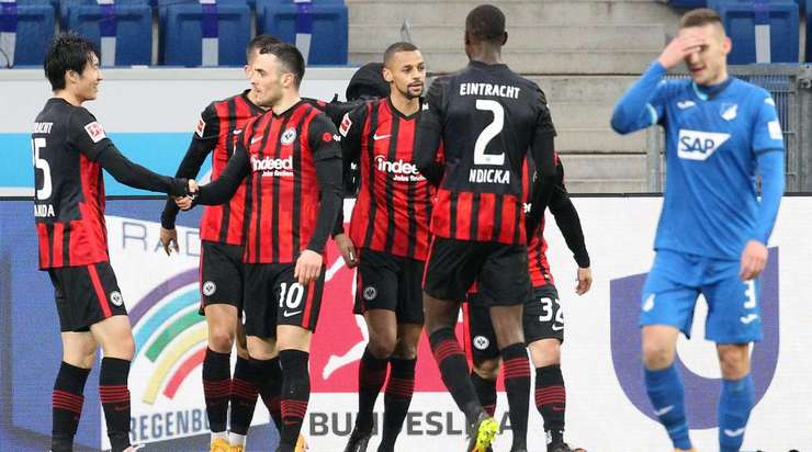 Vào! Filip Kostic thực hiện một đường chuyền bổng tuyệt vời và Andre Silva (Eintracht Frankfurt) đón nó để dứt điểm với một cú đánh đầu vào lưới trống. Tỉ số là 1:3.