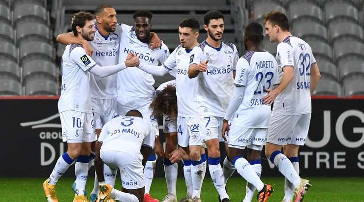 Arber Zeneli (Reims) nhận một đường chuyền tuyệt vời của đồng đội và tung một cú sút xa, đưa bóng vượt qua tầm với của thủ môn vào lưới. Một bàn thắng xuất sắc.