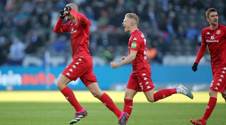 Sau một đường chuyền của đồng đội vào bên trong vòng cấm, Ludovic Ajorque (Mainz) ghi bàn với một cú sút hoàn hảo vào góc cao bên phải khung thành, đưa bóng vượt ra ngoài tầm với của thủ môn đối phương.