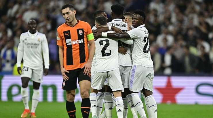 Rodrygo (Real Madrid) tung một cú sút từ cự ly tầm trung. Đó là một cú sút cực mạnh vào mép trong cột dọc bên phải. Một cú sút tuyệt vời!