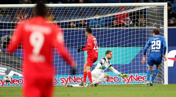 Vào - 2:4! Florian Niederlechner kiến tạo cho Iago (Augsburg) trong vòng cấm và anh ấy đưa bóng vào góc trái phía dưới và qua Oliver Baumann.