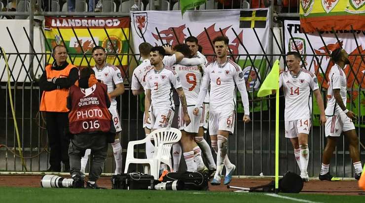 Vào! Nathan Broadhead (Wales) chớp cơ hội sau một tình huống bóng bật ra trong vòng cấm và đánh bại thủ môn với một cú sút vào góc thấp bên trái. Tỉ số đã được nâng lên: 1:1.