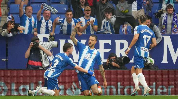 Vào! Joselu (Espanyol) tinh quái dừng lại một nhịp trước khi sút, chờ cho thủ môn David Soria đổ người trước khi bình tĩnh đưa bóng vào góc cao bên trái.