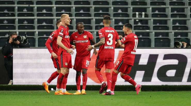 Vào! Đường chuyền bóng của Adam Hlozek đến chân Mitchel Bakker (Bayer Leverkusen) và cầu thủ này tung một cú sút một chạm cực tốt vào ngay giữa khung thành. Thủ môn đã không thể cản phá cú sút, và tỉ số là 0:2.