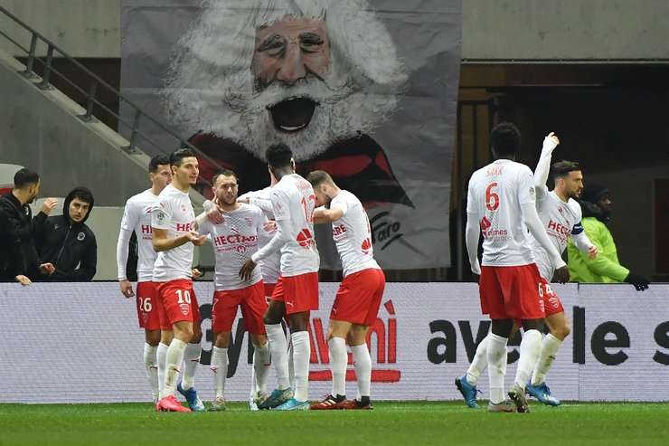 Vào! Romain Philippoteaux (Nimes) đón bóng bật ra và từ rìa vòng cấm, anh ấy tung một cú sút chìm đi vào chính giữa mành lưới. Walter Benitez không thể ngăn bóng vào lưới. Tỉ số là 1:2.