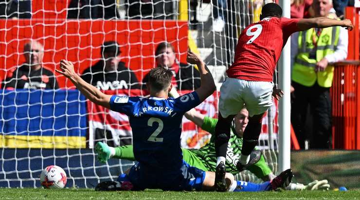 Vào! Marcus Rashford kiến tạo cho Anthony Martial (Manchester United) một đường chuyền tốt trong vòng cấm. Nó cho phép anh ấy dứt điểm với một cú sút chìm vào ngay giữa khung thành. 2:0.