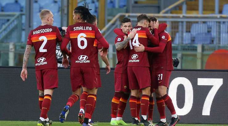 Một tuyệt phẩm ngay ngoài vòng cấm! Borja Mayoral (AS Roma) sút bóng với một tốc độ và lực sút kinh hoàng vào góc thấp bên trái khung thành.