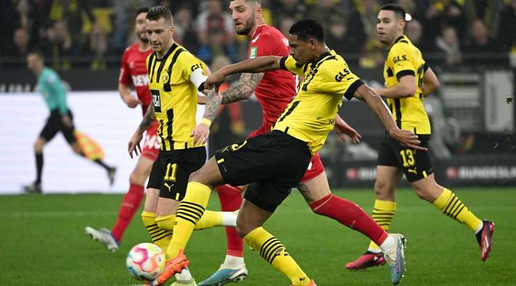 Vào! Sebastien Haller (Dortmund) với một pha dứt điểm tuyệt vời trong vòng cấm. Anh ấy tạo khoảng trống cho mình sau khi khống chế gọn gàng một đường chuyền từ đồng đội và sút bóng vào góc cao bên phải khung thành.