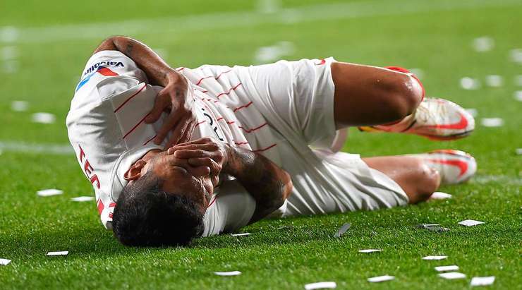 Gonzalo Montiel (Sevilla) đang nằm sân vì chấn thương và trọng tài đã cho dừng trận đấu để đội ngũ y tế có thể có thể vào sân.