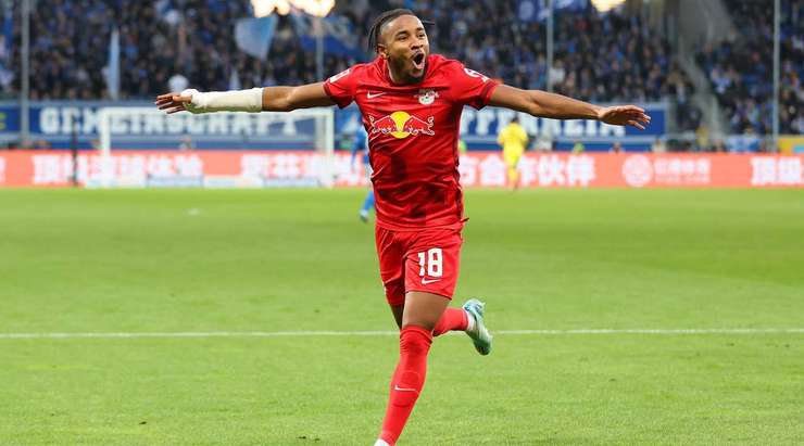 Vào! Christopher Nkunku (RB Leipzig) sút bóng bật ra vào phía trong cột dọc bên trái sau khi bóng đến chỗ anh ấy trong vòng cấm. Tỉ số là 1:2.