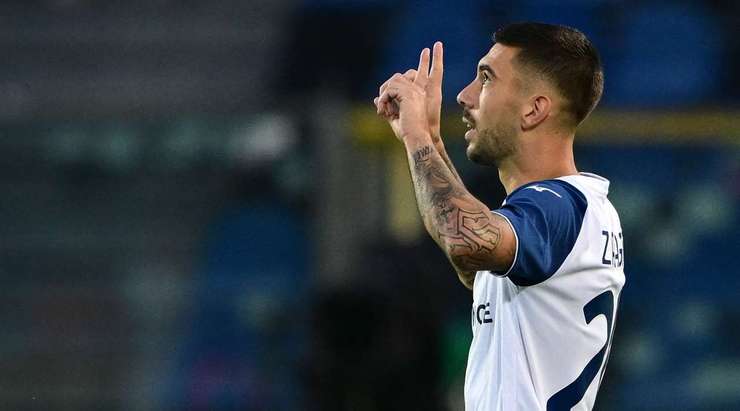 Mattia Zaccagni (Lazio) nhận một đường chuyền sát thủ, đặt anh vào thế đối mặt với thủ môn và anh đã bình tĩnh đưa bóng vào lưới.