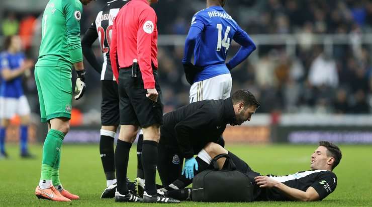 Fabian Schar (Newcastle Utd) đang nằm sân trong đau đớn và anh cần sự chăm sóc y tế. Chúng ta vẫn chưa thể xác định được mức độ nghiêm trọng của chấn thương vừa rồi.