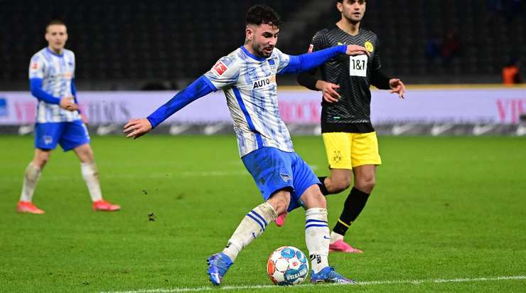 Hãy ngả mũ thán phục! Marco Richter (Hertha Berlin) ghi một bàn thắng sấm sét từ ngoài vòng cấm, cú sút căng như kẻ chỉ của anh đi rất hiểm hóc vào góc cao bên trái. Thủ môn đã đứng hình!