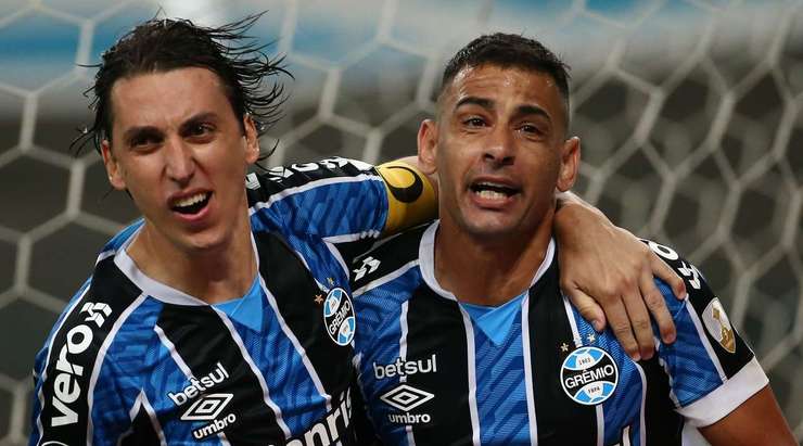 Vào! Diego Souza (Gremio) giành chiến thắng trên chấm phạt đền bằng một cú sút không thể cản phá, vượt qua tầm với của thủ môn John vào góc cao bên phải.