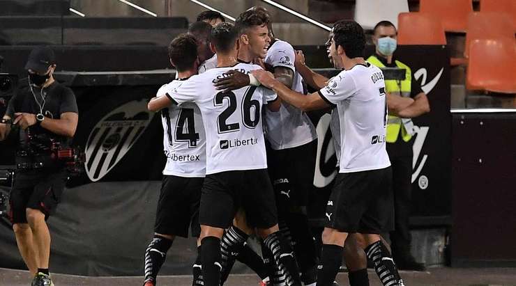 Một quả phạt góc hoàn hảo! Gabriel (Valencia) đón đường treo bóng vào và tung một cú đánh đầu uy lực từ gần chấm phạt đền vào góc trái phía dưới, nâng tỉ số trận đấu ngày hôm nay lên 1:1.