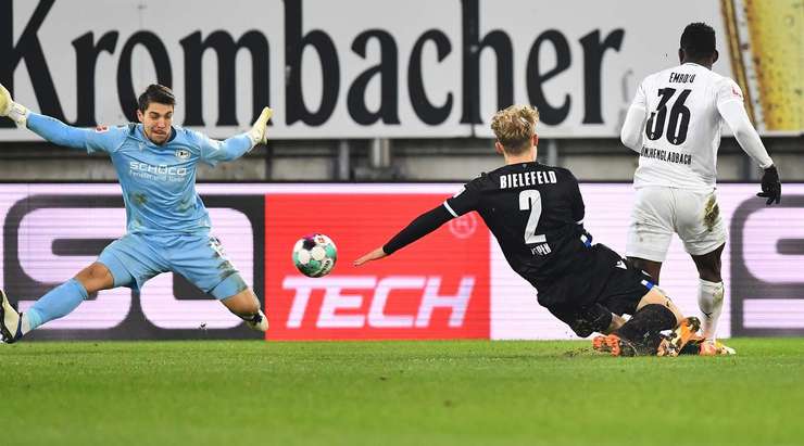 Breel Embolo (B. Monchengladbach) khống chế bóng gọn gàng từ một đường chuyền sắc bén tại rìa vòng cấm và tung cú sút căng vào vào góc thấp bên trái khung thành, theo một phong cách đã thành thương hiệu của anh.