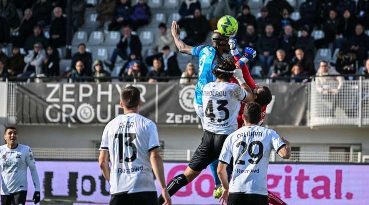 Một quả đánh đầu tốt! Victor Osimhen (Napoli) bật cao đón một quả tạt tại rìa vòng cấm và ghi bàn với một cú đánh đầu mang đậm thương hiệu của mình vào sát cột dọc bên phải.