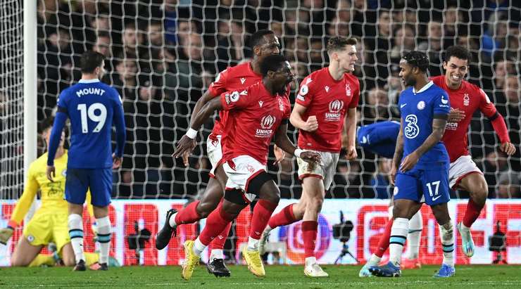 Vào! Quả phạt góc trước đó được treo vào vòng cấm và Serge Aurier (Nottingham) sút bóng vào lưới sau pha kiến tạo bằng đầu của Willy Boly. 1:1.