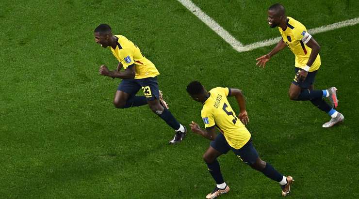 Vào! Quả phạt góc trước đó được treo vào vòng cấm và Moises Caicedo (Ecuador) sút bóng vào lưới sau pha kiến tạo bằng đầu của Felix Torres. 1:1.