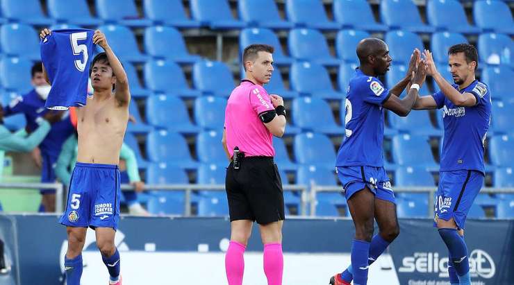 Vào! Takefusa Kubo (Getafe) len lỏi qua các cầu thủ đối phương trước khi tung một cú sút tuyệt diệu từ rìa vòng cấm vào góc cao bên trái mành lưới. Thủ môn Dani Cardenas đã không có cơ hội nào để chạm vào quả bóng. Tỉ số là 2:1.