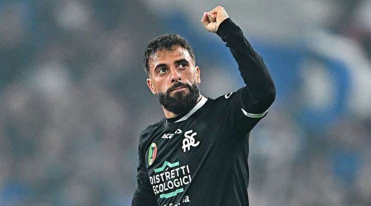 Daniele Verde (Spezia) bật lên đón một quả tạt tốt và tung một cú đánh đầu đẹp mắt vào phía trong cột dọc bên phải. Thủ môn đã không có cơ hội để cản phá.