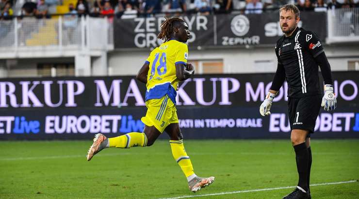 Moise Kean (Juventus) nhận một đường chuyền tinh tế và ở vào vị trí có thể dứt điểm. Anh ấy tung một cú sút chớp nhoáng đưa bóng đi đập cột dọc bên trái vào lưới.