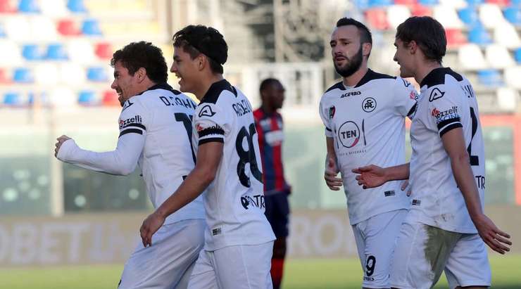 Vào! Diego Farias (Spezia) chớp cơ hội sau một tình huống bóng bật ra trong vòng cấm và đánh bại thủ môn với một cú sút vào góc thấp bên trái. Tỉ số đã được nâng lên: 1:1.