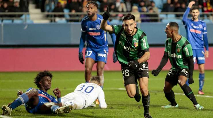 Vào! Adrien Thomasson (Lens) vừa có bàn thắng theo một cách không thể dễ dàng hơn: đưa vào lưới trống từ cự ly rất gần sau khi bóng bị bật ra từ thủ môn. Tỉ số là 1:1.