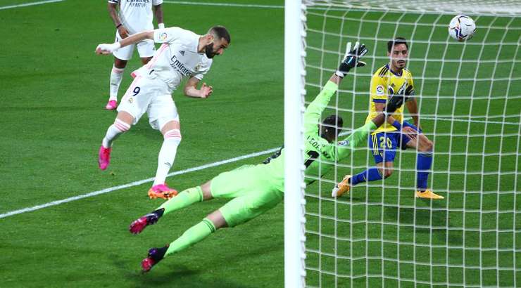 Vào! Karim Benzema (Real Madrid) đón một đường chuyền và nó cho phép anh ấy dứt điểm vào lưới trống với một cú đánh đầu cự li gần. Tỉ số đã thay đổi thành 0:3.