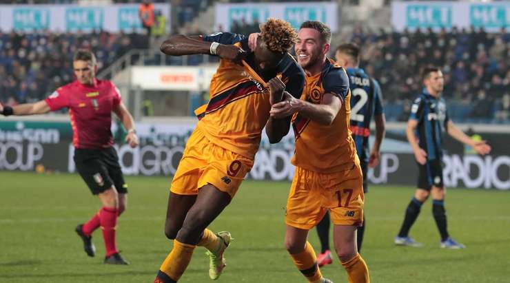 Vào! Sau khi nhận một đường chuyền tốt, Tammy Abraham (AS Roma) tung một cú sút đi thẳng vào sát mé trong cột dọc bên trái. Một tình huống phối hợp đồng đội tuyệt vời!