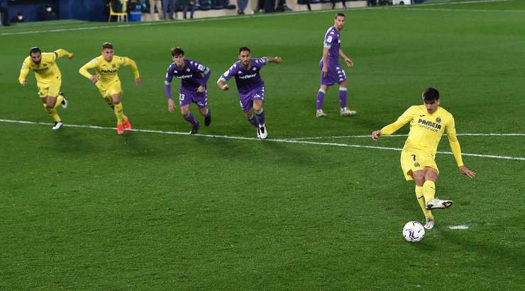 Vào! Gerard Moreno (Villarreal) giành chiến thắng trên chấm phạt đền bằng một cú sút không thể cản phá, vượt qua tầm với của thủ môn Joel Robles vào góc thấp bên trái.