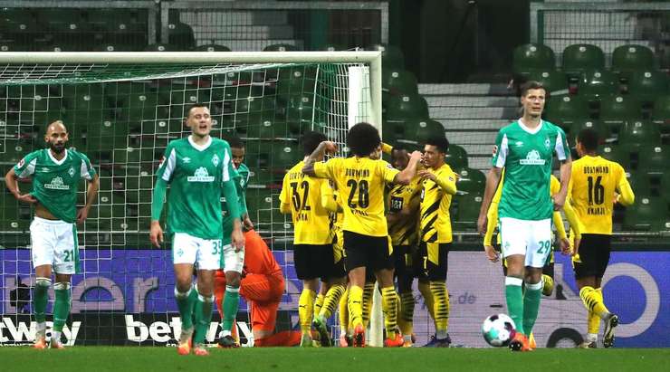 Vào! Marco Reus (Dortmund) là người nhanh nhất phản ứng với pha bóng bật ra và sút bóng vào lưới. Tỉ số là 1:2.