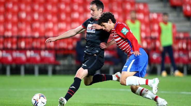Garcia Kike (Eibar) là người đầu tiên có mặt khi quả bóng bật ra từ một tình huống lộn xộn và anh dứt điểm nhẹ nhàng nhưng chuẩn xác, đưa bóng đi trúng xà ngang vào lưới.