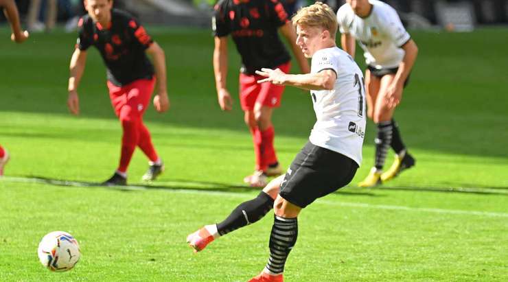 Vào! Daniel Wass (Valencia) tinh quái dừng lại một nhịp trước khi sút, chờ cho thủ môn Alejandro Remiro đổ người trước khi bình tĩnh đưa bóng vào góc thấp bên phải.