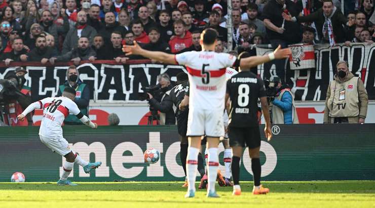 Tomas Tiago (VfB Stuttgart) nhận một đường chuyền thú vị bên trong vòng cấm và anh sút bóng vào góc cao bên trái khung thành. Một pha dứt điểm tuyệt đẹp!