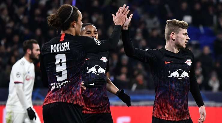 Vào! Anthony Lopes đã chạm được những đầu ngón tay vào bóng sau cú sút của Timo Werner (RB Leipzig), nhưng chừng đó thôi không đủ ngăn trái bóng đi vào góc phải khung thành.