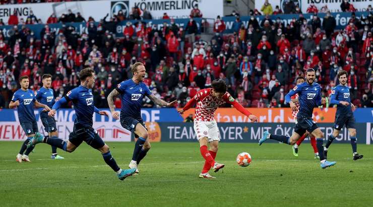 Karim Onisiwo thực hiện một đường chuyền vào trong vòng cấm. Jae-Sung Lee (Mainz) đón bóng và nhanh chóng tung một cú sút vào góc cao bên phải, đưa bóng đập cột dọc vào lưới! Thủ môn đã không thể làm được gì. Tỉ số là 1:0!