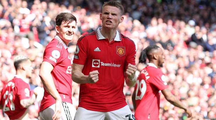 VÀO! Một pha kiến tạo xuất sắc của Jadon Sancho, người đóng vai trò then chốt trong việc tổ chức tấn công. Anh ấy dọn cỗ cho Scott McTominay (Manchester United), người đánh bại Jordan Pickford với một cú sút tuyệt vời vào bên phải mành lưới. 1:0.