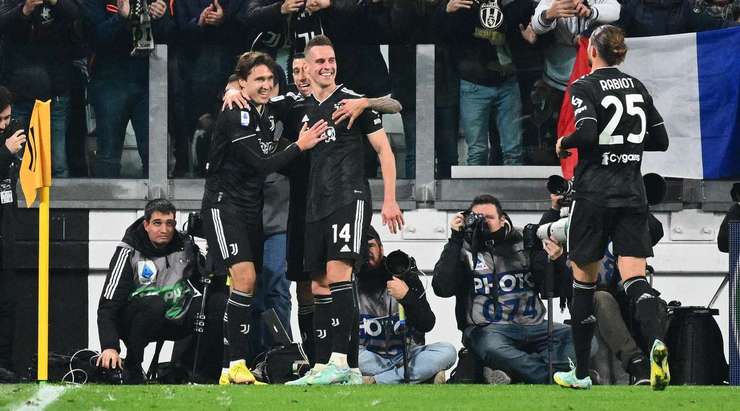Vào - 3:0! Federico Chiesa chuyền bóng như đặt cho Arkadiusz Milik (Juventus), người có một cú sút chìm từ cự ly gần vào lưới, dễ dàng đánh bại thủ môn.