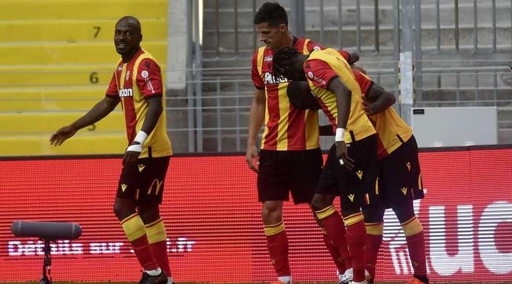 Vào! Bóng đến chỗ Ignatius Ganago (Lens) sau một vài tình huống phòng ngự tồi, anh ấy đối mặt với thủ môn và bình tĩnh đưa bóng vào lưới! Anh ấy thay đổi tỉ số thành 1:0.