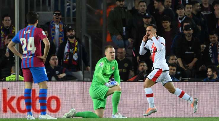 Alvaro Garcia (Rayo Vallecano) nhận bóng trong vòng cấm, anh xoay trở rất nhanh nhẹn và dễ dàng găm bóng vào sát mép trong cột dọc bên phải.