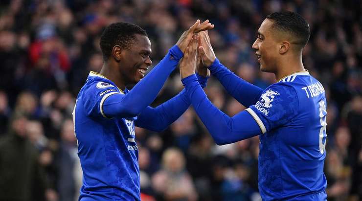 Vào! Patson Daka (Leicester) sút bóng bật ra vào góc trái phía dưới sau khi bóng đến chỗ anh ấy trong vòng cấm. Tỉ số là 1:0.