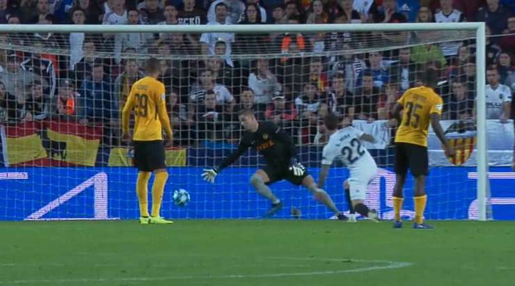 Santi Mina (Valencia) tìm thấy khoảng trống bên trong vòng cấm để đón một quả tạt tuyệt đẹp và tung một cú sút chìm chính xác đưa bóng vào góc trái phía dưới khung thành.