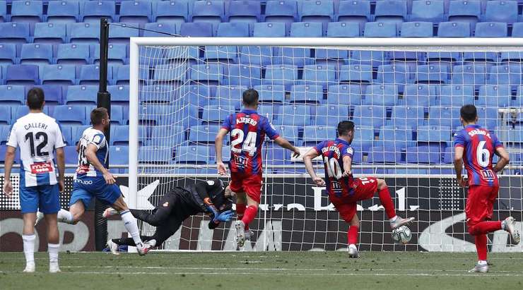 Vào! Exposito (Eibar) vừa có bàn thắng theo một cách không thể dễ dàng hơn: đưa vào lưới trống từ cự ly rất gần sau khi bóng bị bật ra từ thủ môn. Tỉ số là 0:2.
