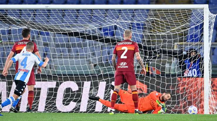 Dries Mertens (Napoli) thực hiện quả đá phạt từ rìa vòng cấm và ghi một bàn thắng tuyệt đẹp! Cú cứa lòng vẽ một đường cong hoàn hảo, đưa bóng vượt qua hàng rào trước khi nằm gọn trong khung thành.