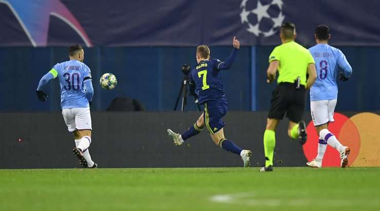 Vào! Dani Olmo (Din. Zagreb) thể hiện sự nhạy bén của mình trong vòng cấm khi anh ấy đón một đường chuyền thông minh từ đồng đội và tung cú sút một chạm vào góc cao bên phải mành lưới. Damian Kadzior là người đã kiến tạo bàn thắng. Tỉ số là 1:0.
