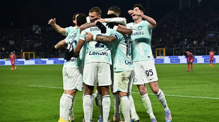 Vào! Edin Dzeko nạp đạn cho Lautaro Martinez (Inter) ở một vị trí bên trong vòng cấm, và cầu thủ này đã giữ được cái đầu lạnh để sút bóng vào góc trái khung thành, làm tung lưới thủ môn đối phương. Tỉ số là 1:2.