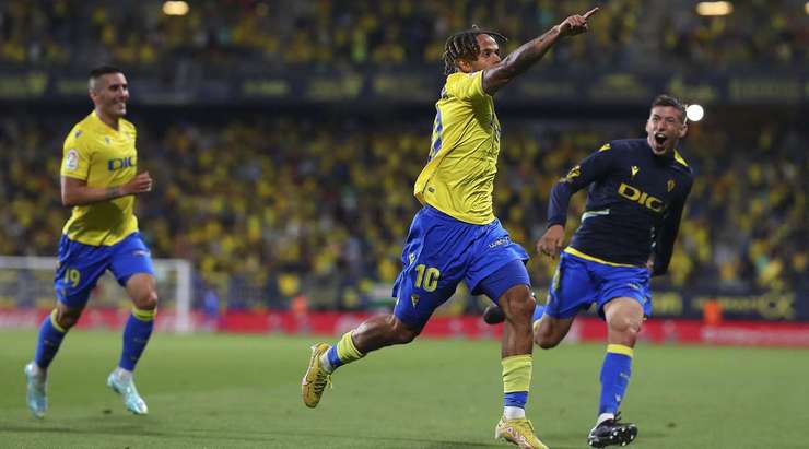 Theo Bongonda (Cadiz) kiểm soát bóng tại rìa vòng cấm sau một đường chuyền tầm thấp rất tốt của Choco Lozano. Anh ấy tạo khoảng trống cho mình và tung một cú sút tuyệt vời về phía nóc lưới, bóng đập mép dưới xà ngang và đi vào trong. Tỉ số là 1:0!